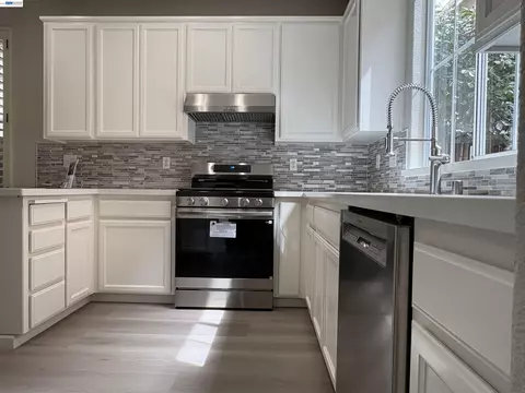 Kitchen - 439 Kent Dr, Mountain View, CA 94043 photo 2 of 2