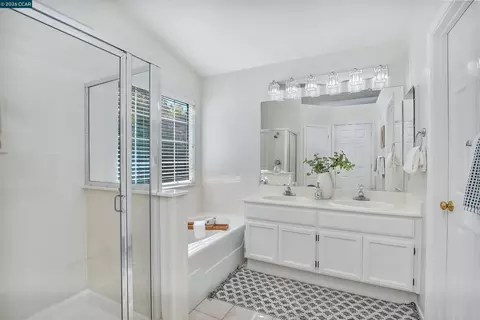 Bath - 280 Brady St, Martinez, CA 94553 photo 2 of 4