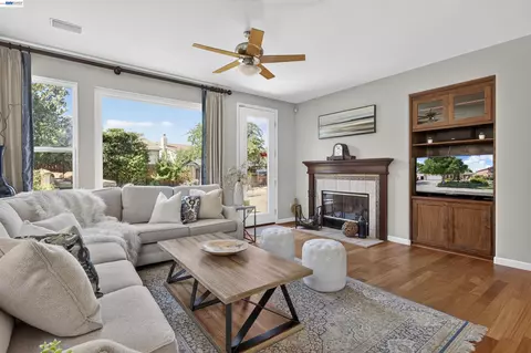 Living - 271 Kelley Mist Ct, Tracy, CA 95377 photo 4 of 4