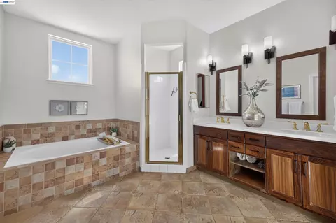 Bath - 271 Kelley Mist Ct, Tracy, CA 95377 photo 2 of 4