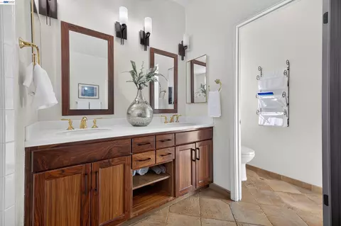 Bath - 271 Kelley Mist Ct, Tracy, CA 95377 photo 3 of 4