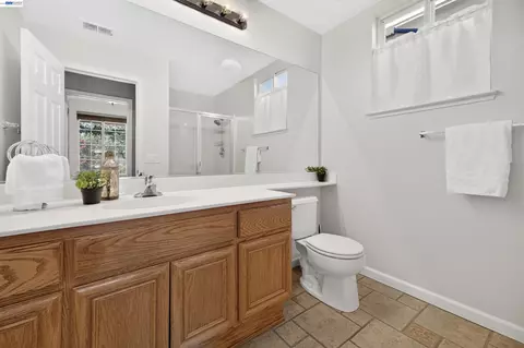 Bath - 271 Kelley Mist Ct, Tracy, CA 95377 photo 1 of 4