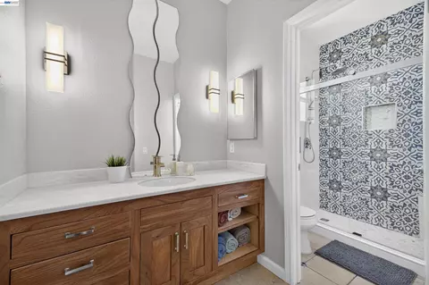 Bath - 271 Kelley Mist Ct, Tracy, CA 95377 photo 4 of 4