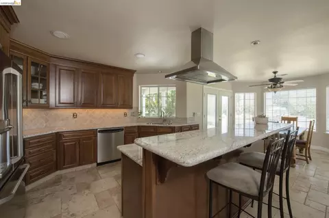 Kitchen - 5232 Horseshoe Bend Ave, Clovis, CA 93619 photo 2 of 4