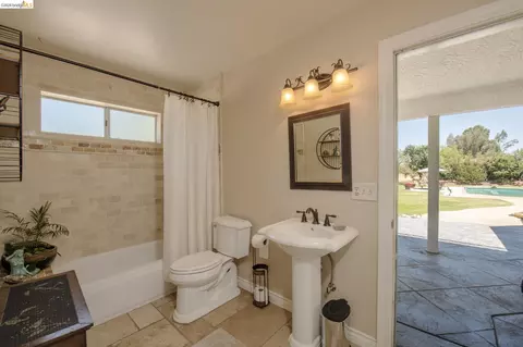 Bath - 5232 Horseshoe Bend Ave, Clovis, CA 93619 photo 4 of 6