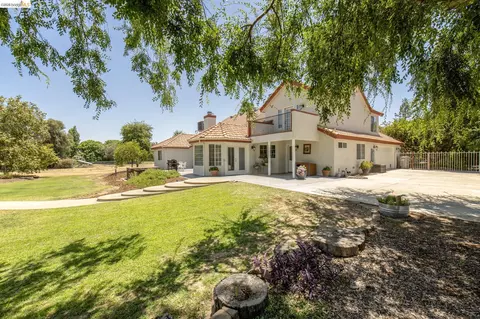 Exterior - 5232 Horseshoe Bend Ave, Clovis, CA 93619 photo 2 of 24