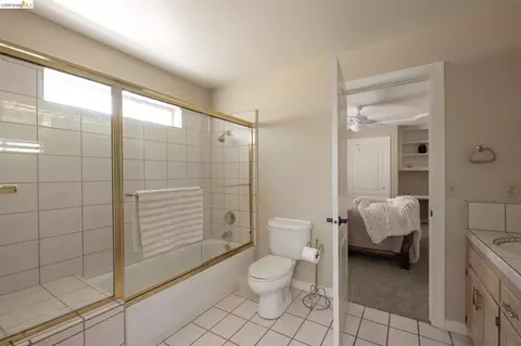 Bath - 5232 Horseshoe Bend Ave, Clovis, CA 93619 photo 3 of 6