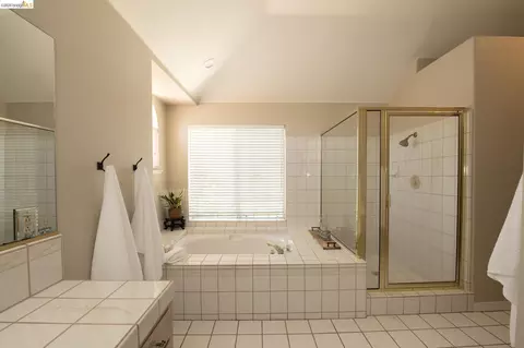 Bath - 5232 Horseshoe Bend Ave, Clovis, CA 93619 photo 5 of 6
