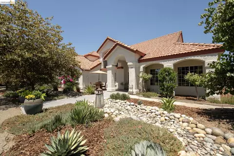 Exterior - 5232 Horseshoe Bend Ave, Clovis, CA 93619 photo 10 of 24