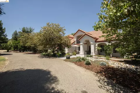 Exterior - 5232 Horseshoe Bend Ave, Clovis, CA 93619 photo 9 of 24