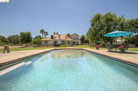 Exterior - 5232 Horseshoe Bend Ave, Clovis, CA 93619 photo 4 of 24