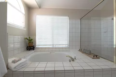 Bath - 5232 Horseshoe Bend Ave, Clovis, CA 93619 photo 6 of 6