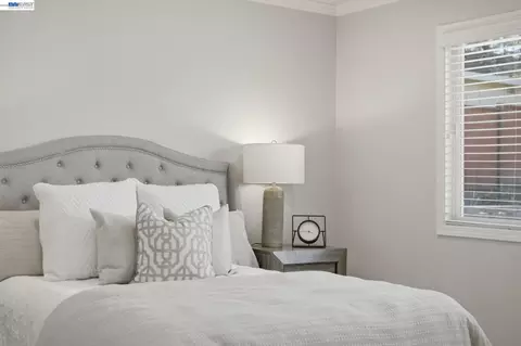 Bedroom - 1082 Springfield Dr, Walnut Creek, CA 94598 photo 7 of 8