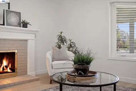 Living - 1082 Springfield Dr, Walnut Creek, CA 94598 photo 6 of 7