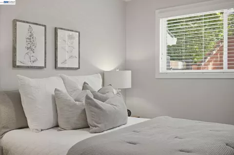 Bedroom - 1082 Springfield Dr, Walnut Creek, CA 94598 photo 8 of 8