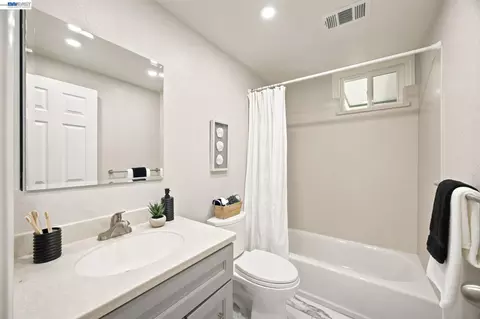 Bath - 1082 Springfield Dr, Walnut Creek, CA 94598 photo 1 of 5