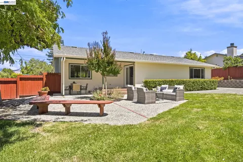 Exterior - 1082 Springfield Dr, Walnut Creek, CA 94598 photo 10 of 15