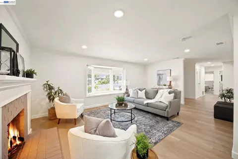 Living - 1082 Springfield Dr, Walnut Creek, CA 94598 photo 3 of 7