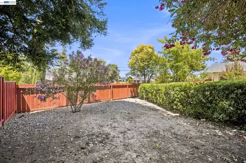 Exterior - 1082 Springfield Dr, Walnut Creek, CA 94598 photo 12 of 15