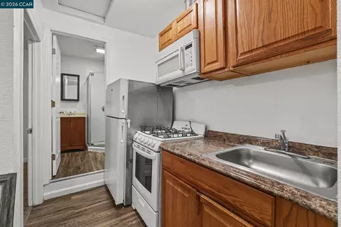 Kitchen - 400 Ladera Dr, Vallejo, CA 94591 photo 2 of 2