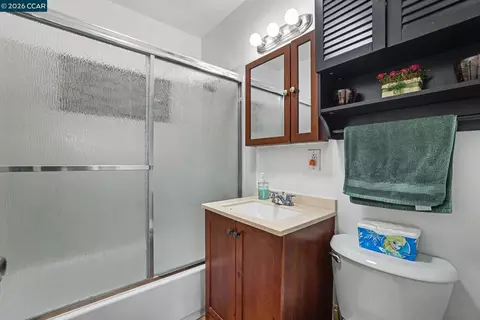 Bath - 400 Ladera Dr, Vallejo, CA 94591 photo 2 of 3