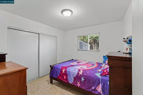 Bedroom - 400 Ladera Dr, Vallejo, CA 94591 photo 5 of 7