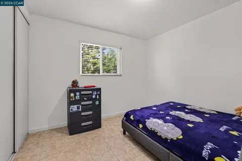 Bedroom - 400 Ladera Dr, Vallejo, CA 94591 photo 3 of 7