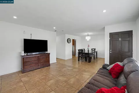 Living - 400 Ladera Dr, Vallejo, CA 94591 photo 2 of 3
