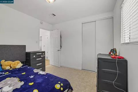 Bedroom - 400 Ladera Dr, Vallejo, CA 94591 photo 4 of 7