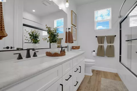 Bath - 2775 Pink Muhly Dr, Manteca, CA 95337 photo 2 of 5