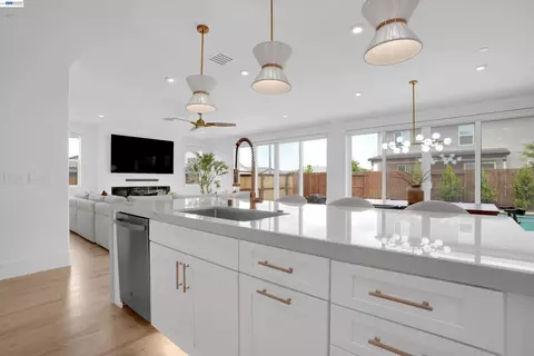 Kitchen - 2775 Pink Muhly Dr, Manteca, CA 95337 photo 5 of 5