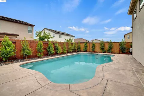 Exterior - 2775 Pink Muhly Dr, Manteca, CA 95337 photo 6 of 7