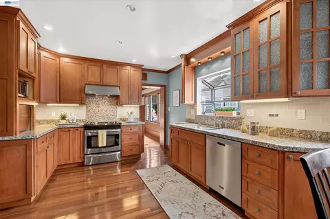 Kitchen - 1639 Broadway, Alameda, CA 94501 photo 4 of 4