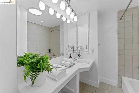 Bath - 2725 Prince St #10, Berkeley, CA 94705 photo 2 of 3