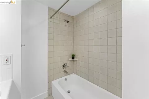Bath - 2725 Prince St #10, Berkeley, CA 94705 photo 3 of 3