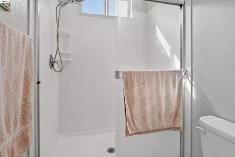 Bath - 1787 Branson Ct, Lathrop, CA 95330 photo 5 of 5