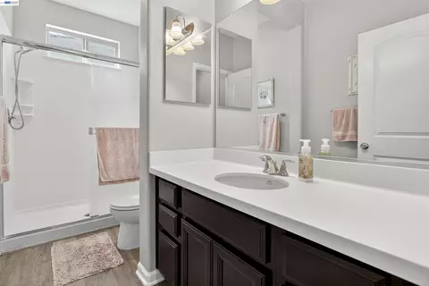 Bath - 1787 Branson Ct, Lathrop, CA 95330 photo 4 of 5