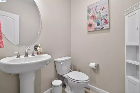 Bath - 1787 Branson Ct, Lathrop, CA 95330 photo 2 of 5