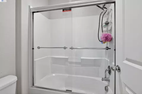 Bath - 1787 Branson Ct, Lathrop, CA 95330 photo 3 of 5