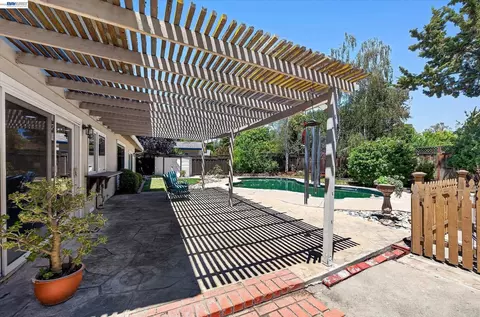 Exterior - 2360 Hampton Rd, Livermore, CA 94550 photo 3 of 8