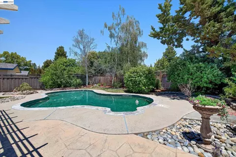 Exterior - 2360 Hampton Rd, Livermore, CA 94550 photo 7 of 8