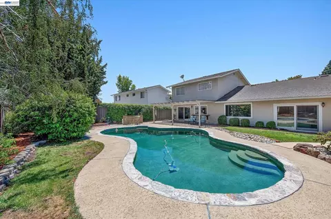 Exterior - 2360 Hampton Rd, Livermore, CA 94550 photo 5 of 8