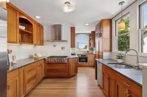 2558 Hilgard Ave, Berkeley, CA 94709 photo 16