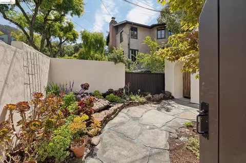 2558 Hilgard Ave, Berkeley, CA 94709 photo 2