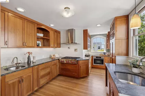 2558 Hilgard Ave, Berkeley, CA 94709 photo 17