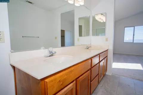 Bath - 116 Bayhurst Dr, Vallejo, CA 94591 photo 8 of 8