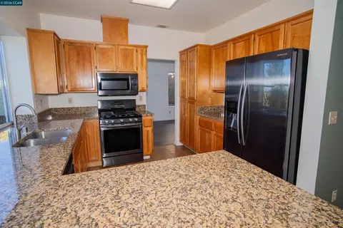 Kitchen - 116 Bayhurst Dr, Vallejo, CA 94591 photo 3 of 4