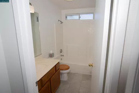 Bath - 116 Bayhurst Dr, Vallejo, CA 94591 photo 3 of 8