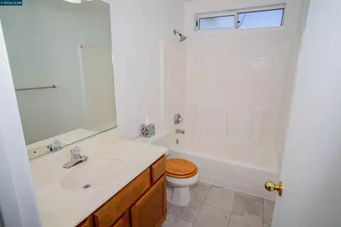 Bath - 116 Bayhurst Dr, Vallejo, CA 94591 photo 4 of 8