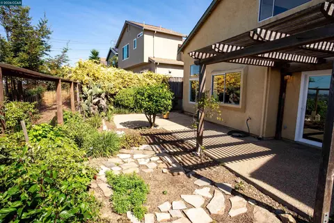 Exterior - 116 Bayhurst Dr, Vallejo, CA 94591 photo 2 of 6